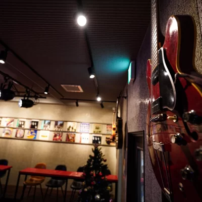 13569
